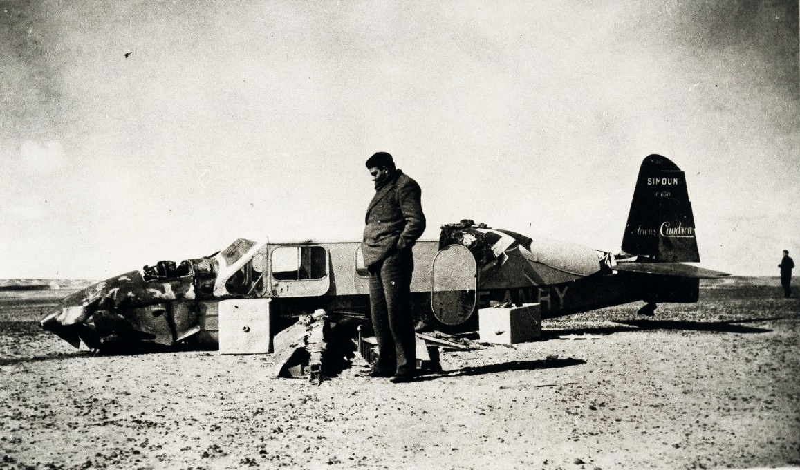 Antoine de Saint-Exupéry bên xác chiếc máy bay Simoun C630