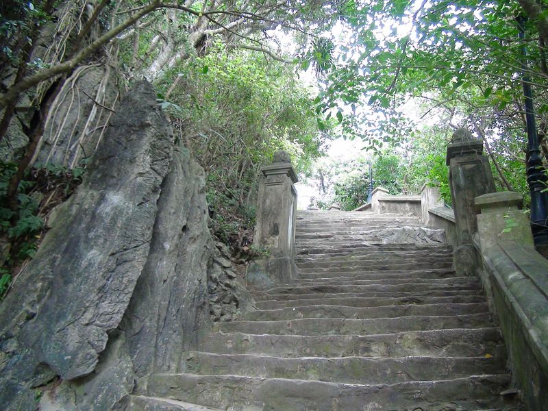 108 bậc đá dẫn lên chùa Linh Ứng.