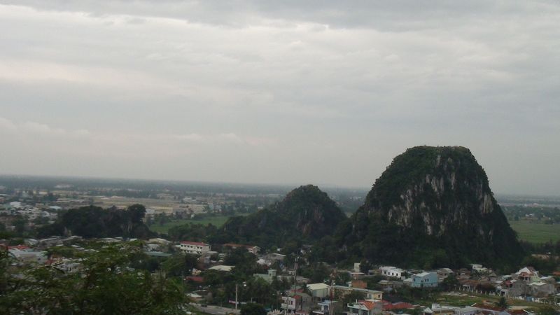 Từ trái qua, cụm núi Hoả Sơn (gồm hai ngọn Dương và Âm) và Kim Sơn.