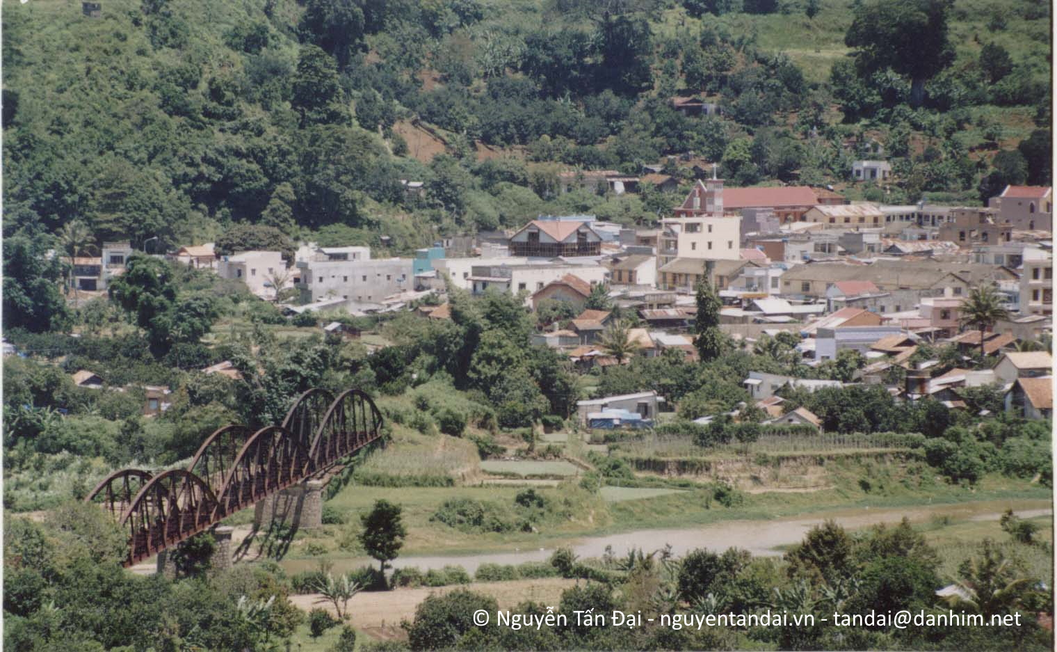 Cầu xe lửa Dran nhìn từ chùa Giác Nguyên.