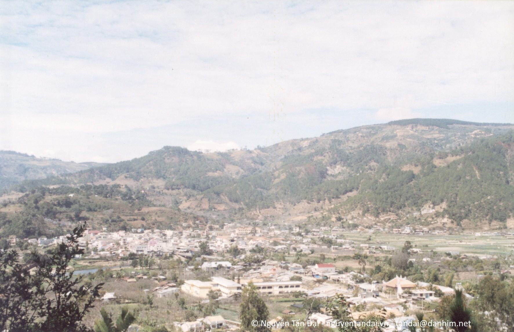Toàn cảnh thị trấn Dran nhìn từ chùa Giác Nguyên.