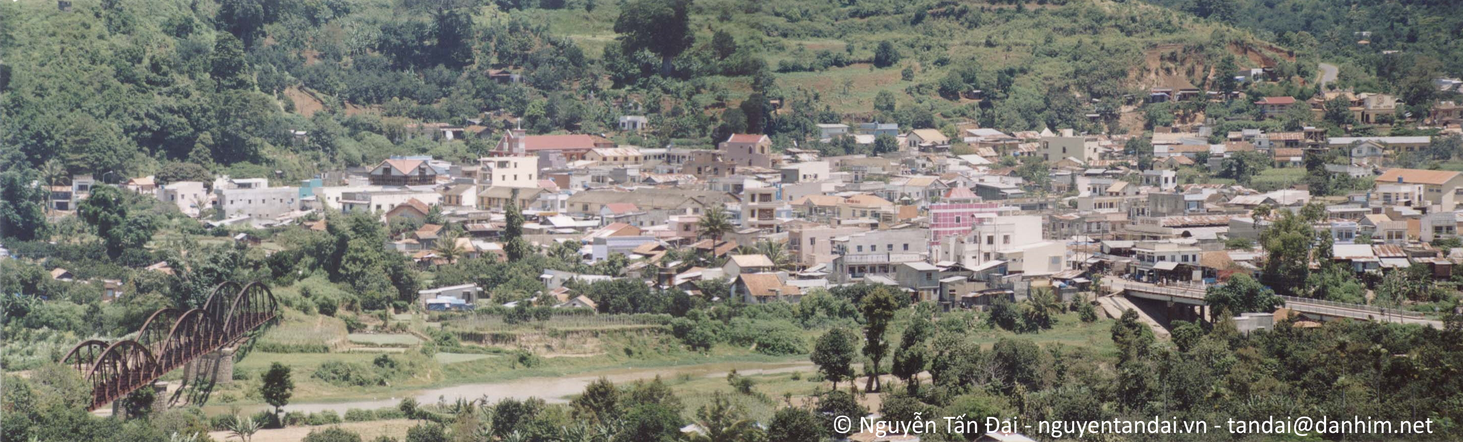Khu trung tâm thị trấn Dran nhìn từ chùa Giác Nguyên.